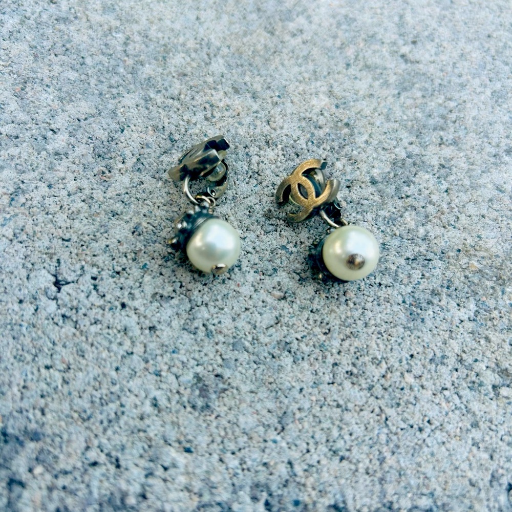 Chanel Pearl CC Logo earrings